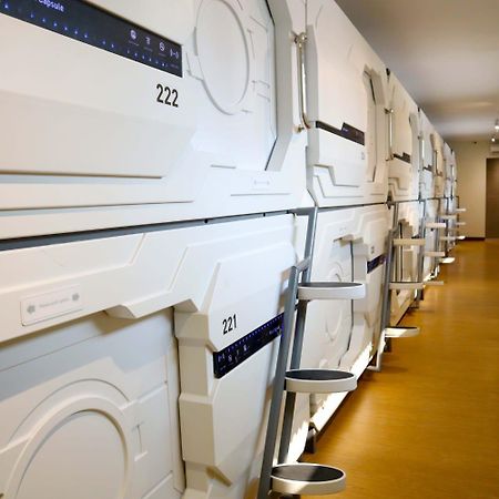 Whiz Capsule Hotel Thamrin Джакарта Екстериор снимка