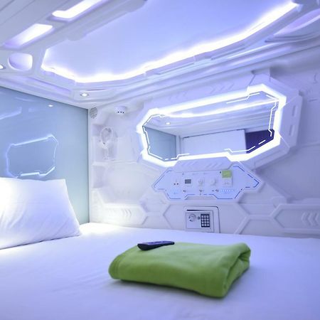 Whiz Capsule Hotel Thamrin Джакарта Екстериор снимка