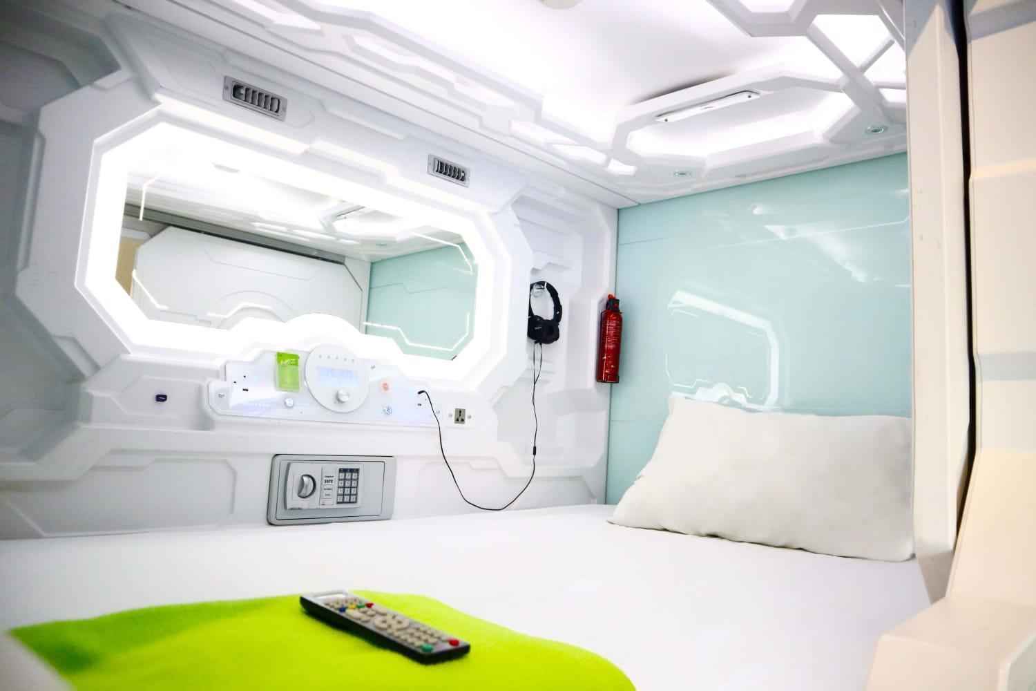 Whiz Capsule Hotel Thamrin Джакарта Екстериор снимка