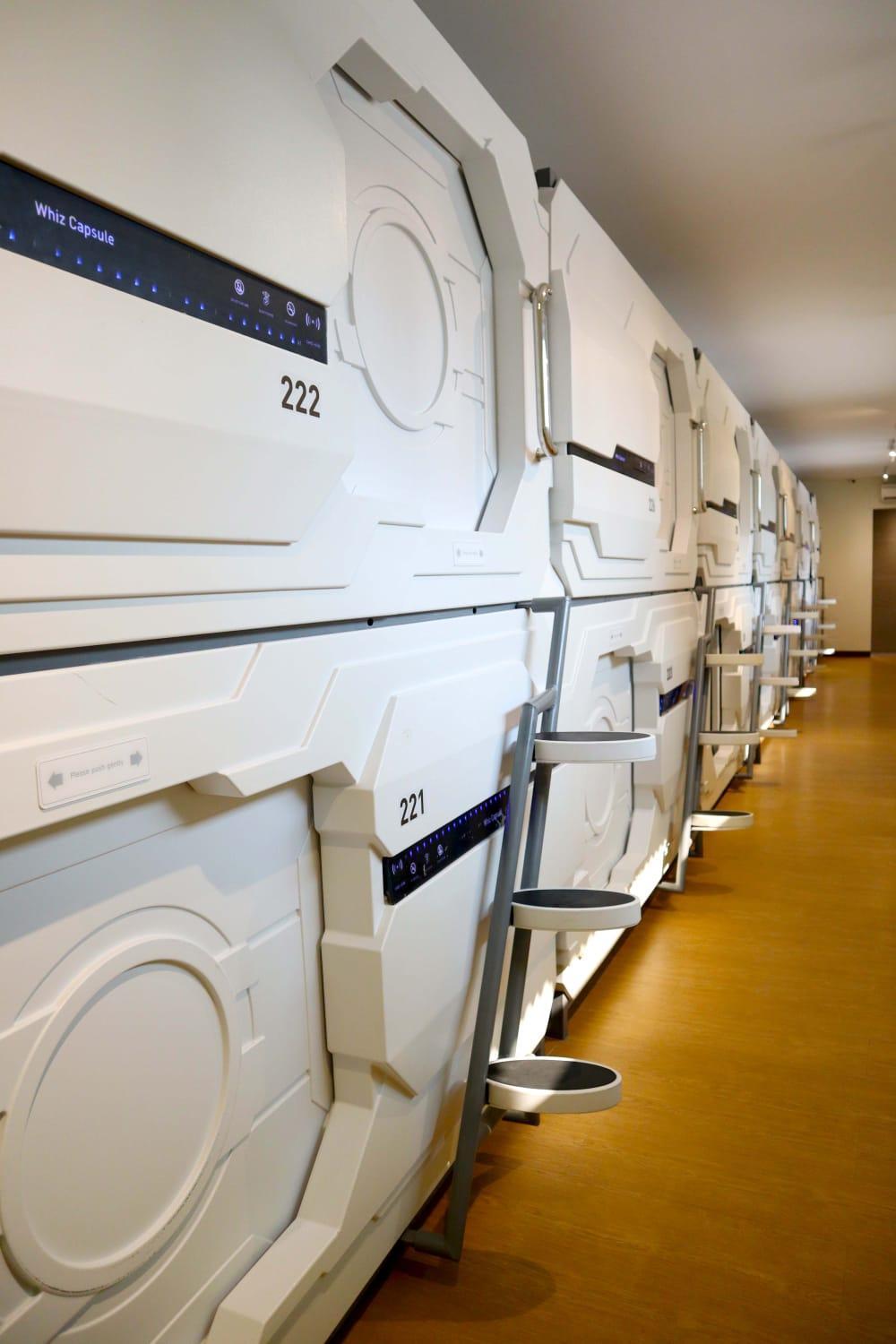 Whiz Capsule Hotel Thamrin Джакарта Екстериор снимка