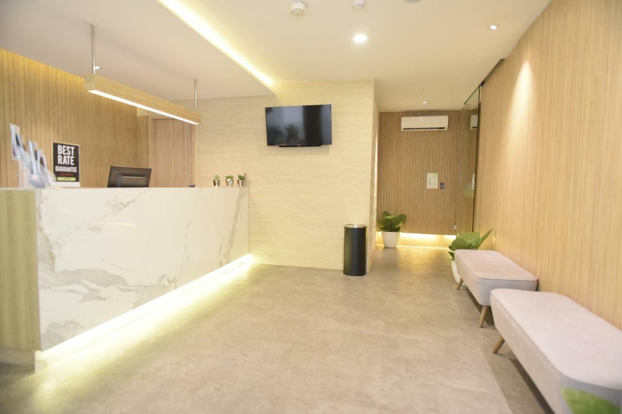 Whiz Capsule Hotel Thamrin Джакарта Екстериор снимка
