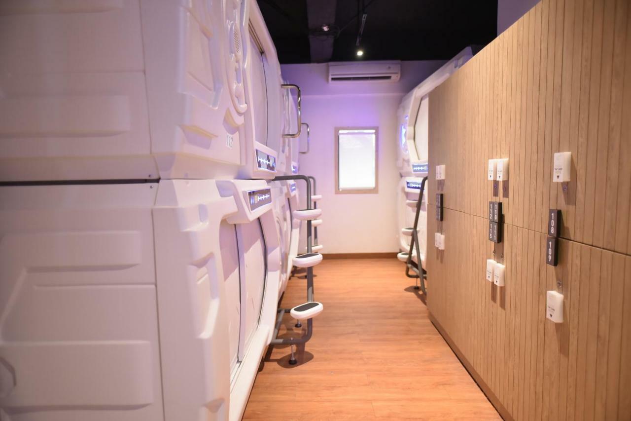 Whiz Capsule Hotel Thamrin Джакарта Екстериор снимка