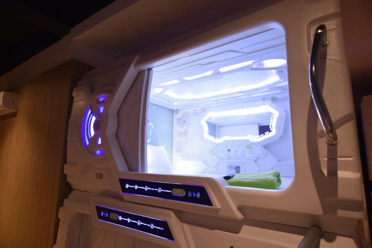 Whiz Capsule Hotel Thamrin Джакарта Екстериор снимка