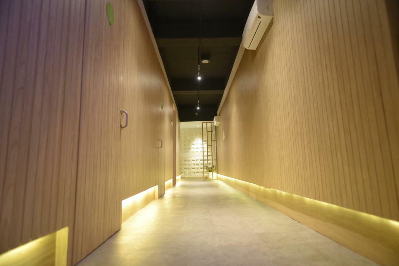 Whiz Capsule Hotel Thamrin Джакарта Екстериор снимка